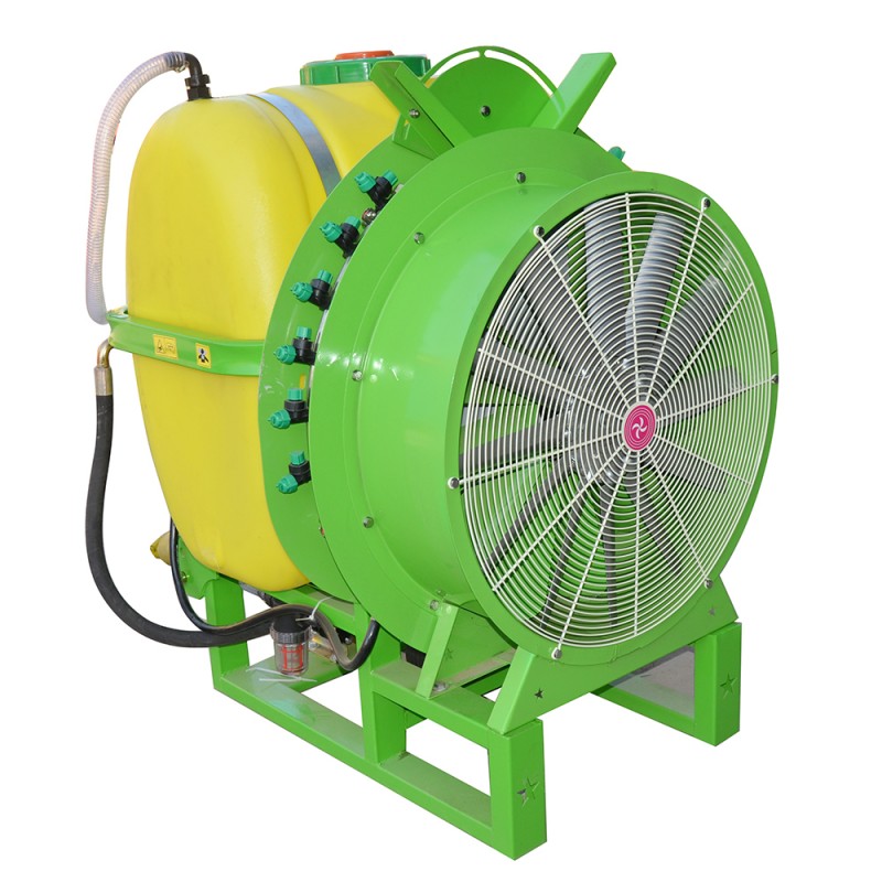 Gemonteerde tuinsproeier onthuld: brede dekking en eenvoudige montage op tractor voor naadloos onderhoud