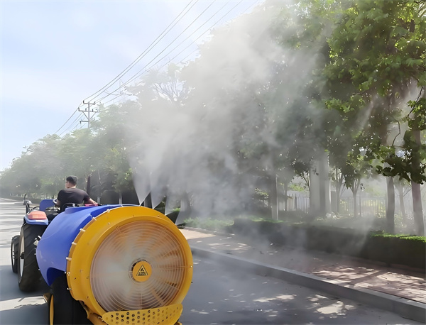 Waarom boomgaardboeren de voorkeur geven aan een getrokken boomgaardspuit? Tijdbesparende en grondige bescherming van fruitbomen